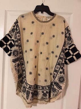 Hoss Intropia Embroidered Cream Tunic Top with Black Floral Motif
Size 36